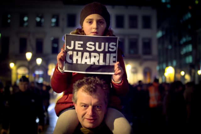 „Je suis Charlie.“ „Já jsem Charlie“. Lidé uctívají památku obětí střelby v pařížské redakci satirického časopisu Charlie Hebdo | foto:  CC BY-SA 2.0,   Valentina Calà