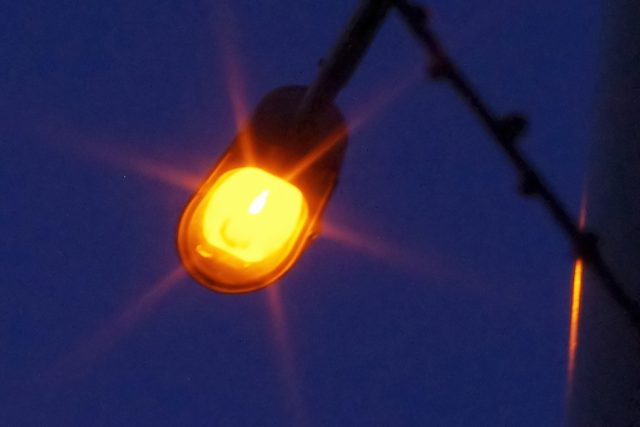 Sodíková výbojka v pouličním osvětlení svítí žlutooranžově | foto: Martin Srb,  Český rozhlas