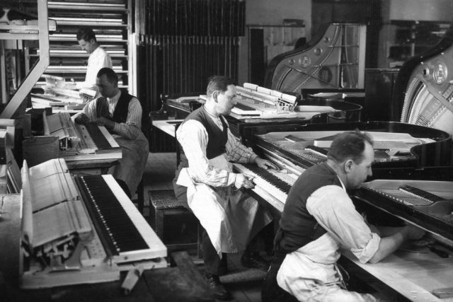 Firma Petrof - sesazování  (mechaniky do klavírů) kolem roku 1930 | foto:  Petrof