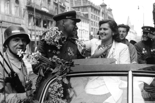 Sovětské vojáky vítali Češi šeříky... Jenom tak měl vypadat pečlivě soustružený obraz konce 2. světové války | foto: Archivní a programové fondy Českého rozhlasu