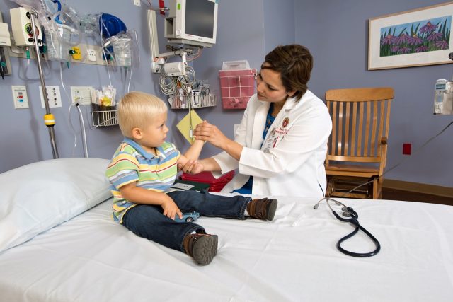 I když novela zákona ruší „dětské“ specializace,  pediatrie zachována zůstane. Co dětská psychiatrie? | foto: Creative Commons Attribution-NonCommercial-NoDerivs 2.0 Generic,   UW Health