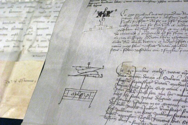 Dekret kutnohorský  (kopie) a v pozadí listina s odpustky papeže Řehoře XI. | foto: Adriana Krobová