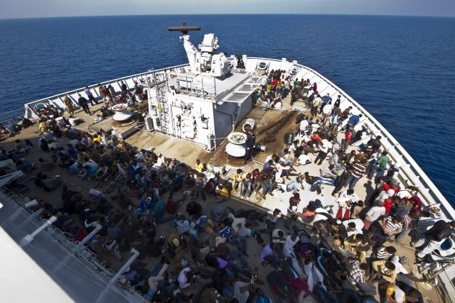 Tisíce uprchlíků,  kteří proudí na lodích do Evropy. Nemůžeme před nimi dveře otevřít dokořán,  ale taky zavřít na několik západů,  říká Tomáš Halík | foto: Jay Allen