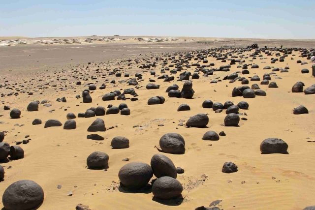 Egyptská melounová poušť. Tu běžný turista ani koutkem oka nezahlédne | foto: Zdena Sůvová