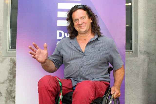 Jan Potměšil: Jednou se mě divák ptal,  proč jsem vozík po předstvení neodložil. Ve hře mu připadal přirozený | foto: Adam Kebrt,  Český rozhlas