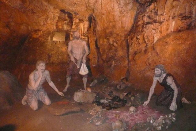 Rituální scéna ze života cromagnonských obyvatel Mladečských jeskyní před cca 30 000 lety | foto: Michala Janochová