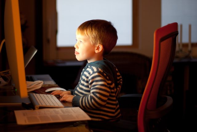 Sedí vaše děti neustále u počítače? Podle kouče Kaliny jim musíte nabídnout lepší variantu zábavy,  nejlépe vlastním příkladem | foto: zdroj: Flickr.com,   CC BY-SA 2.0,  Lars Plougmann