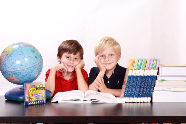 Kluci,  chlapci,  škola,  studium,  globus | foto: Fotobanka Pixabay