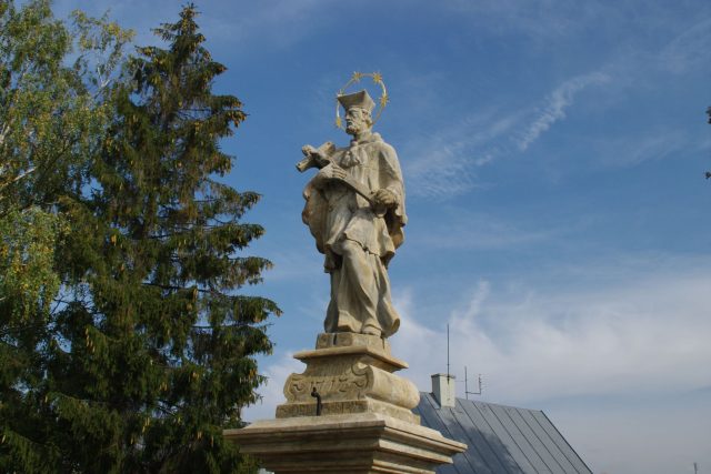 Svatý Jan Nepomucký byl na tříobloukovém mostě vztyčen patrně pět let po jeho dokončení v roce 1717 | foto: Miroslav Kobza,  Český rozhlas