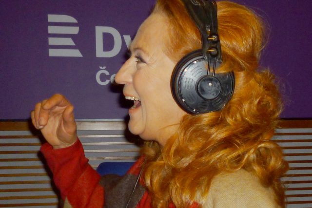 Simona Stašová se během vysílání pořadu Nezatloukat na Dvojce evidentně skvěle bavila | foto: Archiv Hanky Švejnohové