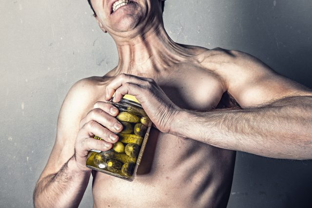 Muž vs. okurky. Může schopnost otevřít sklenici okurek ovlivnit výběr partnera? | foto: CC0 Public domain,  Fotobanka Pixabay