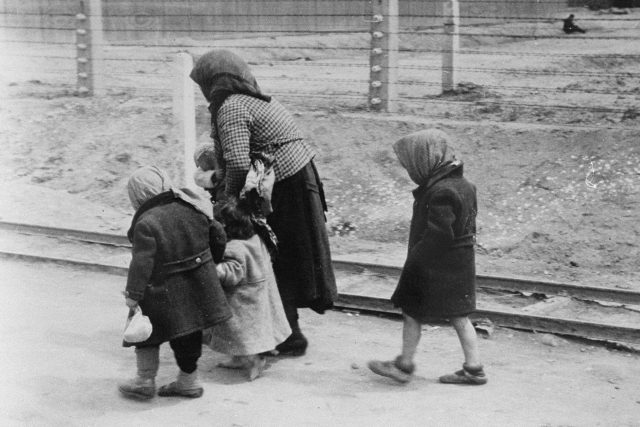 Židovská žena kráčející s dětmi k plynové komoře v Osvětimi. Během holokaustu zahynulo víc než 1, 5 milionu židovských dětí | foto:  CC BY-NC-ND 2.0,  Raymund Flandez