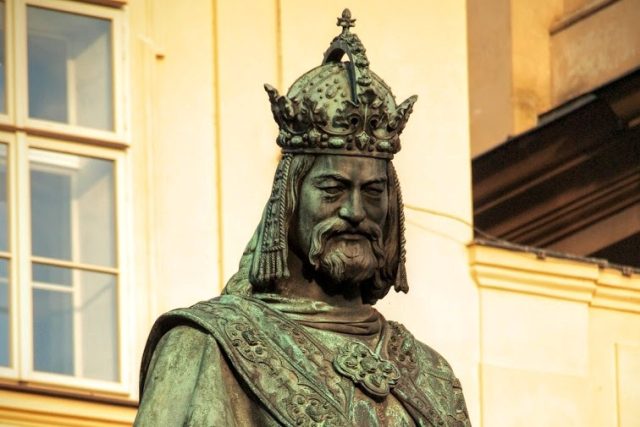 Socha Karla IV. na Křižovnickém náměstí | foto:  CC-BY-SA-4.0
