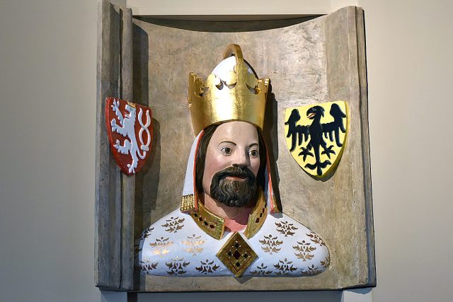 Návštěvníci výstavy poprvé uvidí barevnou kopii busty Karla IV. Památkáři ji vytvářeli zhruba půl roku | foto: Filip Jandourek
