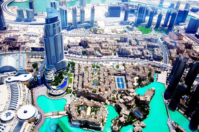 Dubaj,  Dubai  (pohled z Burdž Chalífa). To není kýčovitý photosphopem upravený pohled na město. Tak opravdu vypadá město postavené v poušti | foto: CC0 Public domain