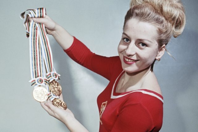 Věra Čáslavská se zlatými olympijskými medailemi | foto: ČTK