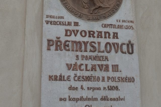 Pamětní deska. Dvorana Přemyslovců s pomníkem Václava III. | foto: Michaela Krčmová
