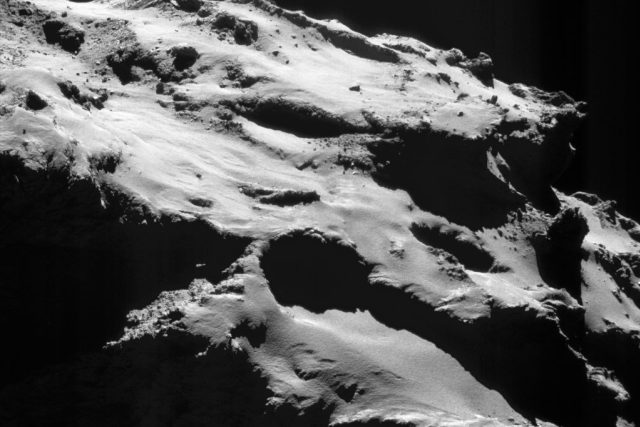 Fotografie komety Čurjumov-Gerasimenko pořízená sondou Rosetta 18. 9. 2016 ze vzdálenosti 12, 1 km od kometárního jádra | foto:  ESA,  licence CC BY-SA IGO 3.0,   Rosetta,   NAVCAM
