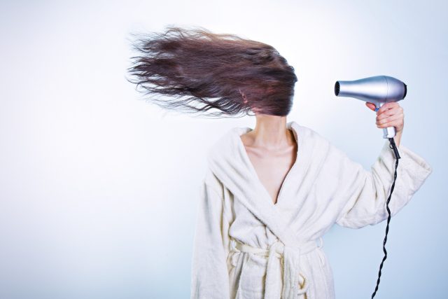 Problémy s vypadáváním nebo řídnutím vlasů mají i ženy po těhotenství | foto: Fotobanka Pixabay