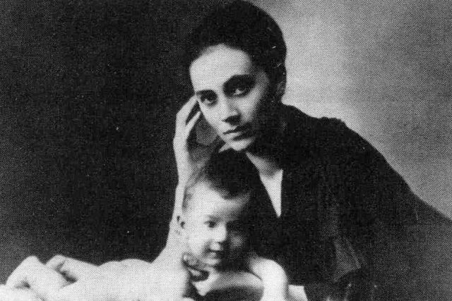 Kamila Stösslová se synem Ottou  (1917) | foto: Wikimedia Commons,  CC0 1.0