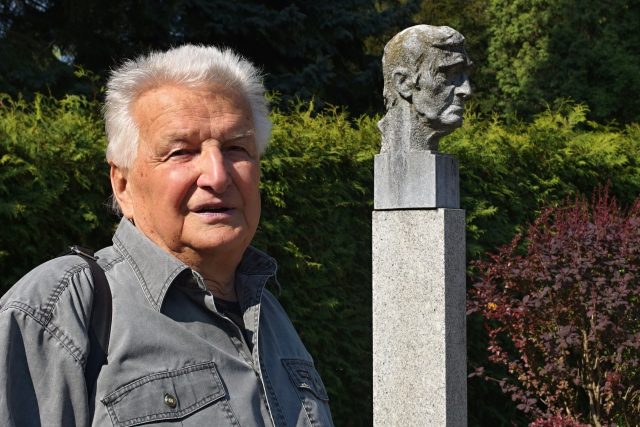 Karel Hudec s náhrobkem Jana Skácela | foto: Alena Blažejovská,  Český rozhlas