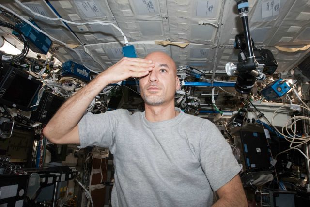 Astronaut Luca Parmitano zkouší svůj zrak | foto: NASA Images
