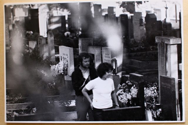 Kiminalisté v roce 1968 vraha hledali i na pohřbu obětí | foto: Bronislava Janečková,  zdroj: Muzeum policie ČR