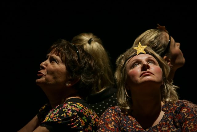 Jsem všude kolem tebe: Čtyři ženy v amatérském divadelním představení. Čtyři ženy po velké,  těžko popsatelné zkoušce. Čtyři příběhy o bolesti a naději | foto: Dita Niesnerová