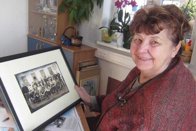 Hana Portová s fotografií od zaměstnanců,  která vznikla podle sto let staré fotky. Překvapení k 75. narozeninám | foto: Věra Staňková