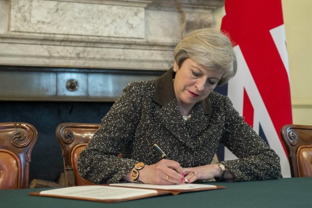 Britská premiérka Theresa Mayová podepisuje dopis,  kterým se aktivu článek 50 Lisabonské smlouvy | foto:  CC BY-NC-ND 2.0,   Number 10