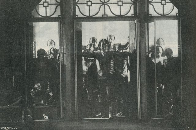 Roboti triumfují,  scéna ze hry Karla Čapka R.U.R.  (Journal of Electrical Workers and Operators,  December 1929,  p. 632.) | foto: Zdroj: Flickr,   CC BY-NC-SA 2.0,  Tobias Higbie