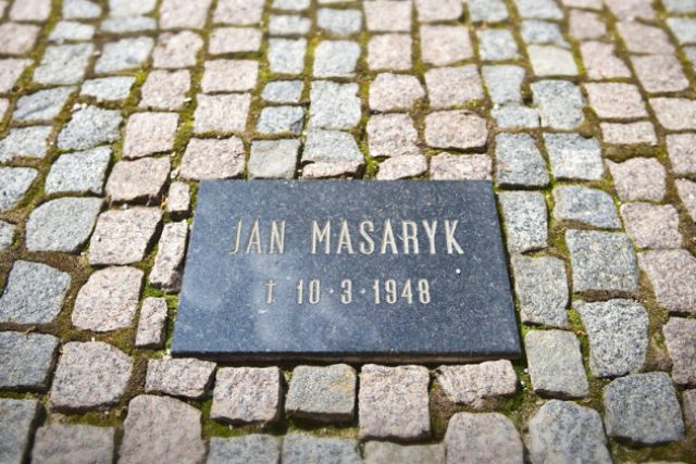 Nad smrtí Jana Masaryka v březnu 1948 dodnes visí otazníky. Pravda je,  že atentát se na něj chystal už v září 1947 | foto: Filip Jandourek