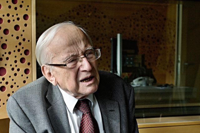 Vždycky jsem dbal na to,  abych nebyl jednostranný polovzdělanec,  říká Rudolf Zahradník,  bývalý předseda AV ČR | foto: Tomáš Vodňanský,  Český rozhlas