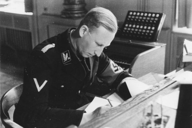 Reinhard Heydrich v roce 1934 | foto:  Friedrich Franz Bauer,   CC-BY-SA 3.0,   Bundesarchiv,  Bild 152-50-10