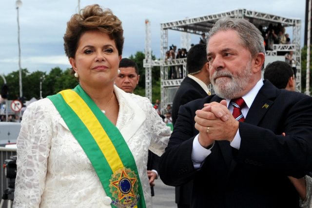 Brazilští exprezidenti Dilma Rousseffová a Luiz Inácio Lula da Silva. Všichni mají za nehty nějakou korupční špínu | foto:  Agência Brasil,   CC BY 3.0 BR