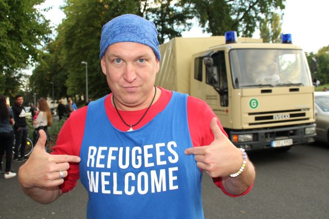 „Uprchlíci vítejte, “ stojí na triku německého dobrovolníka. Nejvíc uprchlíků ale ve skutečnosti hostí Turecko,  Pákistán a Libanon | foto: Fotobanka Pixabay