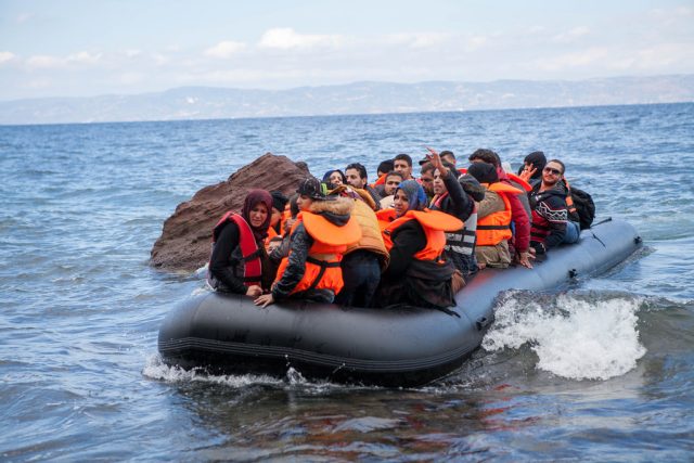 Vědci zkoumali,  co se děje v mozku a která centra se zapojují,  když člověk vidí uprchlíka v nouzi na přeplněném člunu ve Středozemním moři | foto: Creative Commons Attribution-NonCommercial-NoDerivs 2.0 Generic,   CAFOD Photo Library