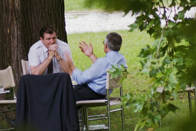 Vladimír Mečiar a Václav Klaus hovoří v zahradě brněnské vily Tugendhat v roce 1992 | foto: Igor Zehl,  ČTK