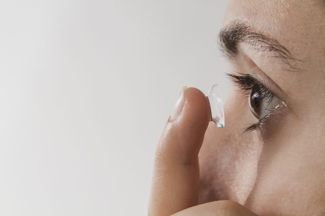 Pokud se u vás nedá použít laserová operace,  můžou vám lékaři implantovat drobnou kontaktní čočka přímo do oka | foto:  Freepik
