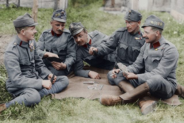 Vojáci Rakousko-Uherska hrají karty | foto: Frédéric Duriez,  Flickr  (CC BY-NC 2.0)