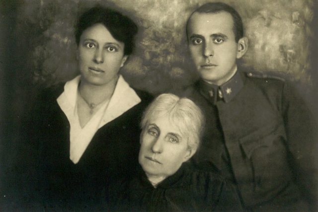 Alice a Jan Masarykovi se svou matkou Charlottou | foto: Archivní a programové fondy Českého rozhlasu