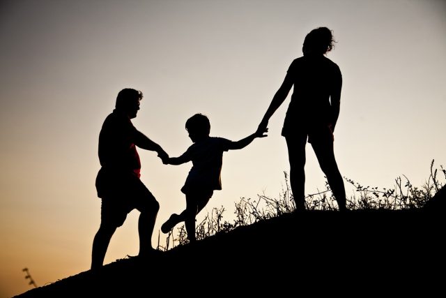 Rodina představuje pro dítě bezpečí,  jistotu,  citové zázemí a lásku,  kterou mu nikdo jiný dát ani nemůže | foto: CC0 Public domain