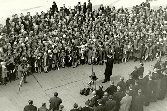 Prezident T. G. Masaryk hovoří ke školní mládeži. Rozhlasový přenos z Pražského hradu při oslavách 10. výročí republiky 27. října 1928 | foto: Archivní a programové fondy Českého rozhlasu