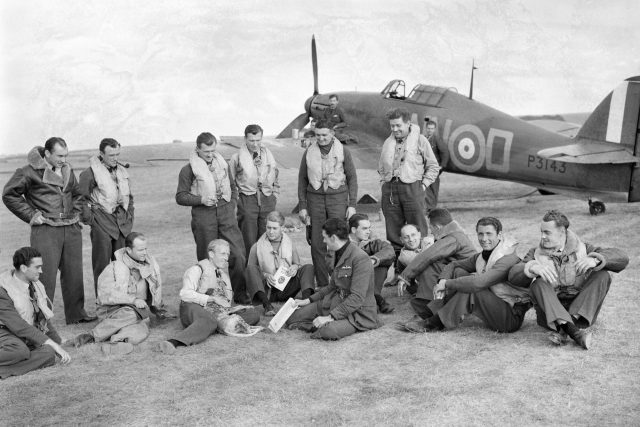 Piloti 310. stíhací perutě RAF před letounem Hawker Hurricane Mk I v Duxfordu,  Cambridgeshire  (7. září 1940) | foto: S. A. Devon,  Imperial War Museum London,  CC0 1.0