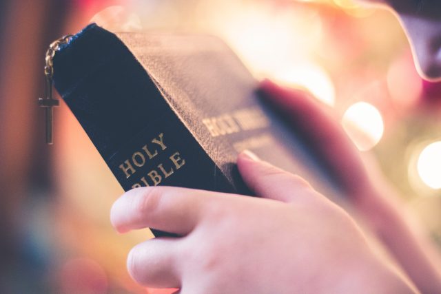 Bible,  kříž | foto: Fotobanka Pixabay