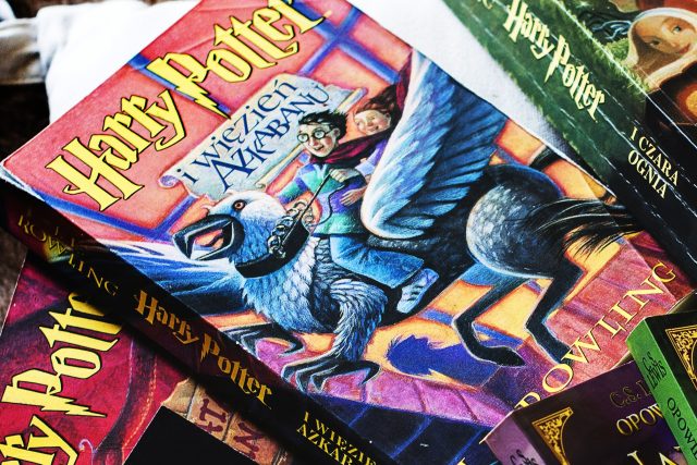 Před 20 lety se poprvé na pultech britských knihkupectví objevil příběh malého kouzelníka Harryho Pottera. Joanne Rowlingová byla tenkrát neznámá a pětiletá Katka byla na čtení ještě malá | foto: Fotobanka Pixabay