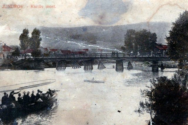 Dobová pohlednice mostu v Jundrově,  který se stal Raplovi osudným | foto: Bronislava Janečková