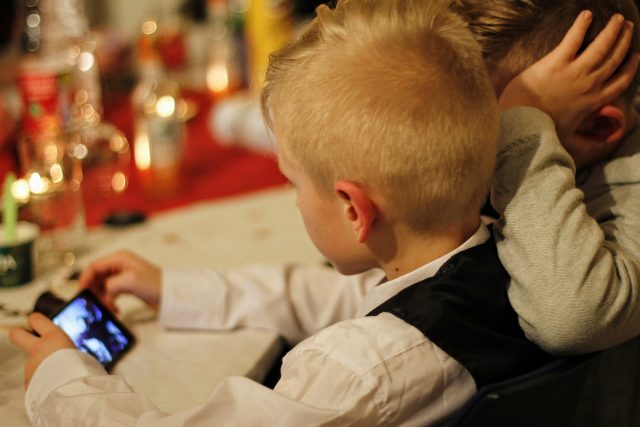 Děti dnes berou mobil jako přirozenou součást života | foto: Fotobanka Pixabay