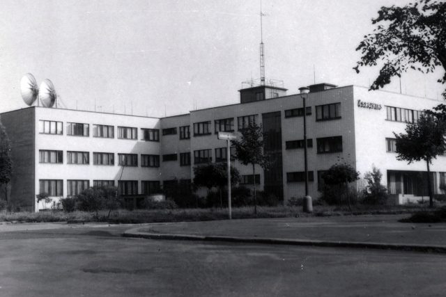 Elegantní budova ve stylu poválečného funkcionalismu. Střídmé linie,  pásová okna bez pilířů,  fasáda z kachliček  (na snímku v roce 1951) | foto: Archivní a programové fondy Českého rozhlasu
