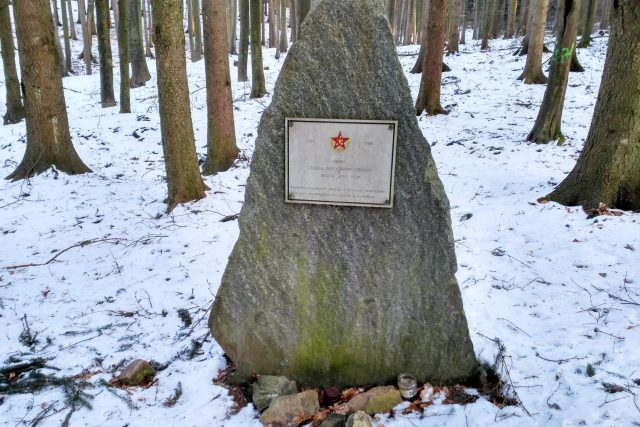 Pomník u zemljanky u Zbyslavce | foto: Šárka Kuchtová,  Český rozhlas
